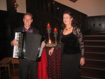 Claudia Riemann und Welf Kerner stimmten am vergangenen Sonntag im Rathausfoyer auf die Adventszeit ein. Foto:sb