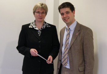 CDU-Vorsitzender Matthias Wettlaufer bedankt sich bei MdL Claudia Ravensburg für die tatkräftige Unterstützung. Foto: nh