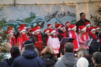 Neben Kindergartenkindern werden auch die Mädchen und Jungen der Grundschule „Schule am Tor“ mit Freude und Ehrgeiz auf der Weihnachtsbühne auftreten.sb.