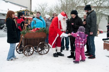 Geschenke für die Kinder: Auch der Weihnachtsmann stattete dem Markt einen Besuch ab. Foto: Peter Lauritis