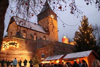 St. Michaels-Kirche und Günter-Foß-Platz. Im Glanz der Lichter eine schöne, romantische Kulisse. Foto: sb