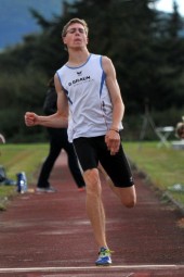 Tobias Stang glänzte bei den Kreis-Hallenmeisterschaften mit drei Titeln. Der Jugendliche siegte bei den Männern im Weit- und Hochsprung sowie im 8-Rundenlauf. Foto: nh ajw130128a