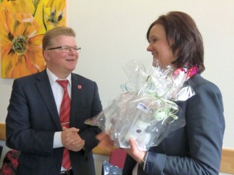 Landrat Frank-Martin Neupärtl und seine Amtskollegin Antje Hochwind in der Homberger Kreisverwaltung. Foto: nh antje-hochwind130129a