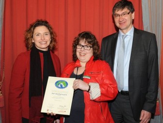 Stolz ist Buchhändlerin Sonja Lehman auf das verliehene Gütesiegel, das sie von Kultusministerin Nicola Beer (links) und Andreas Auth, Vorsitzender des Landesverbandes Hessen, Rheinland-Pfalz, Saarland im, Börsenverein des Deutschen Buchhandels verliehen bekam. Foto: sb