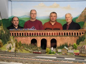 Die Vorstandsmitglieder der Eisenbahnfreunde Borken (v.l.) Lukas Michels, Heiko Siemon, Peter Hoppe und Jörg Farr haben im Jubiläumsjahr zum 25-jährigen Bestehen attraktive Ausstellungen für die Öffentlichkeit geplant. Foto: sb