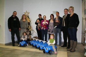 Armen Khochkademyan mit Milena, Bianca Klenner (Abteilungsleiterin Service der Raiffeisenbank Borken), Miriam Zahnwetzer mit Leia, Denise Hawel mit Finja, Nicole Pietzner und Patenonkel Florian mit Tom Louis, Swen Becker (R+V Versicherung), Dagmar Werner mit Anna. Foto: sb