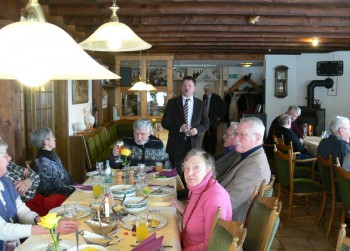 Der Bürgermeister Martin Wagner sprach bei dem Seniorenessen in Hülsa politische Themen an. Foto: Kristina Gellert