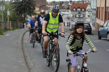 Radfahrer in der Bahnhofstraße in Schwalmstadt-Treysa, Bürgermeisterkandidaten-Tour 2012. Foto: R. Tripp