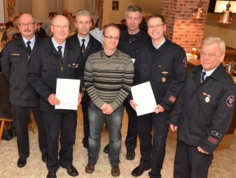 Kreisfeuerwehrverbandsvorsitzender Manfred Marx (Ehrennadel 40 Jahre), Gemeindebrandinspektor Stephan Schnaudt, Christoph Botte und Dennis Marx (25 Jahre Ehrennadel in Bronze), Mosheims Wehrführer Harald Otto (Ehrennadel 40 Jahre), Dennis Marx (25 Jahre Ehrennadel) und Mosheims FFW-Vorsitzender Fritz Botte (v.l.). Foto: Reinhold Hocke