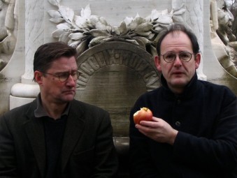 Wer beißt in den sauren Apfel? Michael Quast und Philipp Mosetter warnen vor Zusatzstoffen und bereiten ihrem Publikum einen vergnüglichen Abend im Foyer des Borkener Rathauses. Foto: tw grimms-maerchen130227