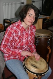 Heilpädagogin: Die Musiktherapie ist ein Teil der Ausbildung, die Petra Salzmann an der Hephata-Akademie absolviert hat. Foto: nh petra-salzmann130222