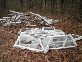 Alte weiße Holzfenster wurden von unbekannten Tätern im Dezember, zwischen dem 10. und 29. Dezember, im Bereich der A 49 Autobahnabfahrt Borken abgelagert. Foto: Polizei Homberg (newsroom)/obs OLYMPUS DIGITAL CAMERA
