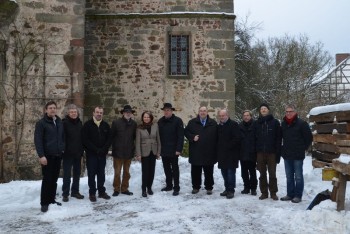 Die Bundestagsabgeordneten Bernd Siebert (CDU) (5.v.r.) und Dr. Edgar Franke (SPD) (4.v.r.), sowie der Bürgermeister der Gemeine Oberaula Klaus Wagner (CDU) (6.v.r.) trafen sich mit dem Präsident des Landesamtes für Denkmalpflege Prof. Gerd Weiß (4.v.l.) und dem Leiter der Außenstelle Marburg Prof. Peer Zietz (3.v.l.) in Schloss Hausen, Oberaula, um über die Rettung des Schlosses zu beraten. Foto: nh