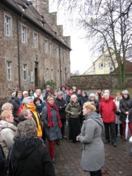 Die Frauengruppe vor der Gedenkstätte in der Zehntscheune des Klosters Breitenau. Foto: nh frauenreise130320