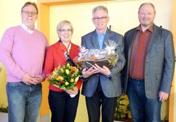 Gratulanten: Detlef Schwierzeck, Heidrun Blokzyl und Hans-Günter Kripko (von links) beglückwünschten Walter Blokzyl (Mitte) zum Jubiläum. Foto: nh