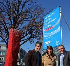 Haben die neuen Plakate gesehen: Andreas Gehrke, hr-Studioleiter in Kassel, Stefanie Herzog und Manfred Merz, Hessentagsbeauftragte der Stadt Kassel. Foto: Stadt Kassel, Kaiser hessentag130306