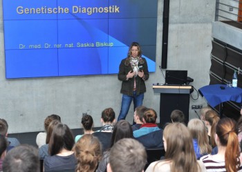 Dr. Saskia Biskup im Gespräch mit Melsunger Schülern. Foto: nh