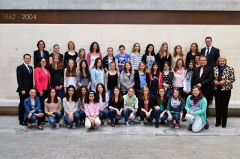 40 Mädchen besuchten am Girls Day den Landtag. Foto: nh girls-day130425a
