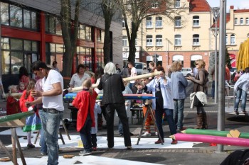 Malaktion in der Fußgängerzone animierte rund 100 Personen zum Mitmachen. Foto: nh gudensberg130422b