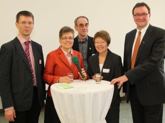 Podiumsteilnehmer: Prof. Dr. Ulf Liedke, Barbara Eschen, Prof. Dr. Willehad Lanwer, Sabine Leutiger-Vogel und Bischof Prof. Dr. Martin Hein (v.l.). Foto: nh