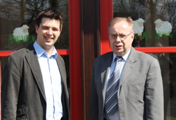 Matthias Wettlaufer (links) und Bürgermeister Norbert Miltz. Foto: nh kiga-ottrau130423