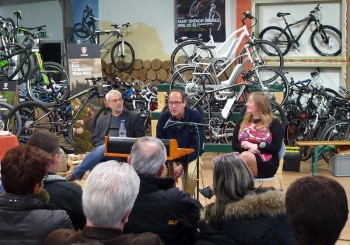 Michael Geise (Brückenbuchhandlung), Autor Volker Schnell und Nancy Konradt (Kurhessen-Lädchen) begrüßten ihre Gäste im Radhaus. Foto: Björn Schönewald