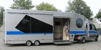 Das Präventionsmobil, die mobile Beratungsstelle der Polizei, geht regelmäßig auf Tour, um die Leute über die Machenschaften Krimineller aufzuklären. Foto: nh