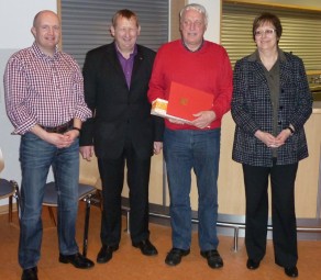 Vorsitzender Jan Rauschenberg, MdL Günter Rudolph, Horst Lohmann und die stellvertretende UB-Vorsitzende Heike Wüst (v.l.). Foto: nh spd-guensterode130420