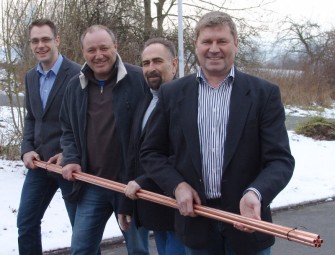 Dipl. Ing Frank Ibe (Fa. Hempelmann), Obermeister Arno Hucke, Fachlehrer Bernd Griesbach und André Gundlach (Fa. Hempelmann) (v.l.). Foto: Wolfgang Scholz spende-hempelmann130416
