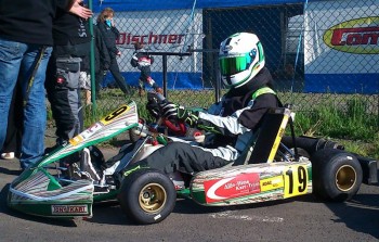 Darwin Daume in der Boxengasse in seinem Tony-Kart. Foto: Uli Daume darwin-daume130522