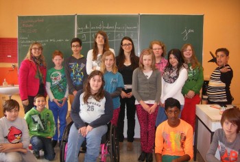 Laura Khiyachi mit den Sechstklässlern der Drei-Burgen-Schule. Foto: nh