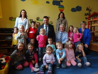 Staatssekretär Werner Koch besuchte Kita Hosenmatz. Foto: nh kita-hosenmatz130507