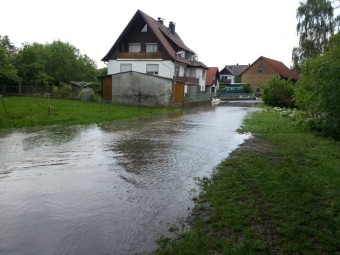 Am Montagnachmittag entspannt sich die Lage leicht. Die Wassermassen sind auf dem Rückzug. Foto: Tobias Bräuning