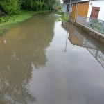 Am Montagnachmittag entspannt sich die Lage leicht. Die Wassermassen sind auf dem Rückzug. Foto: Tobias Bräuning
