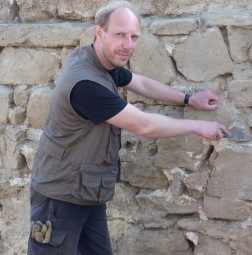Dr. Eberhard Kettlitz vor einer freigelegten Wand vom Haus der Burgmannen. Foto: nh odernburg130522