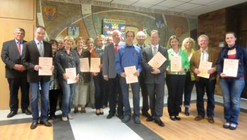 Vertreter der ausgezeichneten Betriebe mit Landrat Neupärtl und einigen Kommissionsmitgliedern. Foto: nh seniorenfreundliche-betriebe130521