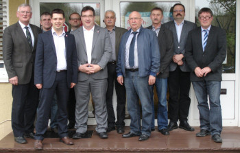 KBV-Vorsitzender Adolf Lux, KBV-Geschäftsführer Ralf Desel, Landtagskandidat Matthias Wettlaufer, Ersatzbewerber im Landtagswahlkreis 8 Ulrich Fröhlich-Abrecht, Staatssekretär Mark Weinmeister, Mitglied CDU Kreistagsfraktion Heinrich Hesse, stellv. KBV-Vorsitzender Reinhard Rudolph, KBV Geschäftsführer Helmut Mattheis, stellv. KBV-Vorsitzender Norbert Klapp und KBV-Geschäftsführer Dr. Bernd Wenck (v.l.). Foto: nh cdu-schwalm-eder130613