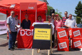 Mitglieder des DGB-Kreisvorstands Schwalm-Eder sowie weitere Gewerkschafter während des Aktionstags in Homberg. Foto: nh