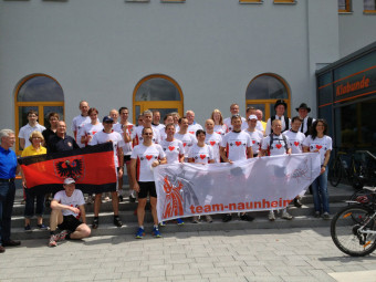 120.000 Herzschläge auf 150 Kilometern, das sind die Leistungen der Sportler aus dem Lions Club Wetzlar und dem Sportverein Naunheim, die am Samstag, 15. Juni, für einen guten Zweck erbracht wurden. Auf der Zweitagesstrecke von Wetzlar zur Hessentagsstadt Kassel war nach Homberg zur Mittagszeit auch Melsungen am frühen Nachmittag Zwischenstation. Foto: Axel Laufersweiler fahnenlauf-melsungen130617