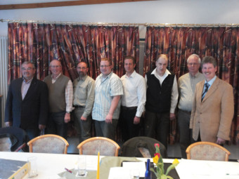 Bürgermeister Klemens Olbrich, Güner Schumann, Forstamtsleiter Norbert Altstädt, Dominik von Schwertzell, Jan Hepper, Martin Steinhaus, Erwin Struchtrup und Karl Weiß (v.l.). Foto: nh forstgemeinschaft-neukirchen130605