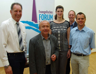 Bürgermeister Herbert Wohlgemuth, Jochen Bollerhey (Obermeister der Steinmetz- und Bildhauer-Innung Hessen-Nord), Sabrina Regener (Treuhandstelle für Dauergrabpflege Hessen-Thüringen), Kai Hartmann (stv. Landesinnungsmeister des Steinmetz- und Steinbildhauer-Handwerks Hessen) und Pfarrer Dierk Glitzenhin (Evangelisches Forum Schwalm-Eder). Foto: Wolfgang Scholz friedhofgestaltung130627a