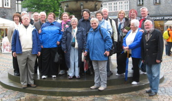 Englische Gruppe mit Gastgebern vor dem Marktbrunnen in Goslar. Foto: nh melsungen-evesham130606