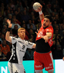 Nenad Vuckovic verletzte sich im letzten Spiel gegen Kiel (hier eine Szene mit G. V. Sigurdsson) so unglücklich am Ellenbogen, dass die Saison für den Kapitän wahrscheinlich gelaufen ist. Foto: Heinz Hartung