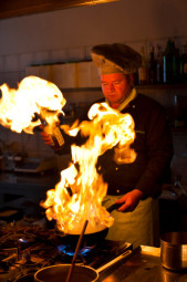 Dieter Amelung vom Parkhotel Emstaler Höhe ist einer der Märchenköche, die beim Show-Cooking auf dem „Platz des Tourismus“ ihr Können zeigen. Foto: nh show-cooking130615