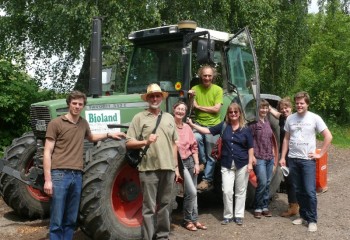 Zu einem Meinungsaustausch trafen sich Landtagsabgeordnete der Linken mit Vertretern der Arbeitsgemeinschaft bäuerliche Landwirtschaft (AbL). Gastgeber war der Bioland Betrieb Wicke in Körle. Foto: nh biohof-wicke130713