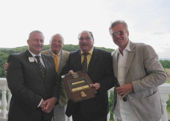Udo Genetsch, Governorratsvorsitzender 2013/14, Lauator Thomas Stützer, Melvin Jones Fellow Michael Spork, Professor Hans-Michel Ockenfels, Präsident LC Main-Kinzig Interkontinental 2012/13 (v.l.).  Foto: nh