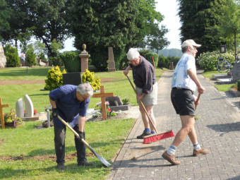 Michelsberger verschönerten ihren Friedhof. Foto: nh michelsberg130717a