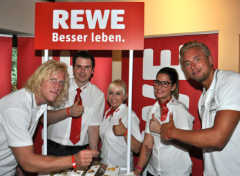 Die MT-Cracks Mikael Appelgren (links) und Anton Mansson beim Besuch des REWE-Infopoints anlässlich des Sommerfestes der Bundesliga-Handballer. Foto: Heinz Hartung mt130731