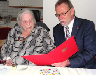 Ihren 100. Geburtstag feierte Elisabeth Wiegand zusammen mit ihrer großen Familie und den Vertretern der SPD im Seniorenzentrum in Schwalmstadt-Treysa. Ortsvereinsvorsitzender Detlef Schwierzeck überreichte die Ehrenurkunde für 40-jährige Mitgliedschaft sowie persönliche Briefe von Sigmar Gabriel und der Abgeordneten Dr. Edgar Franke (Bundestag) und Regine Müller (Landtag). Foto: nh elisabeth-wiegand130828