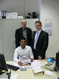 Muhammad Jamil (vorne) mit Bürgermeister Martin Wagner (rechts) und Stadtkassenleiter Heinz-Hermann Fischer. Foto: Dittmer homberg130828